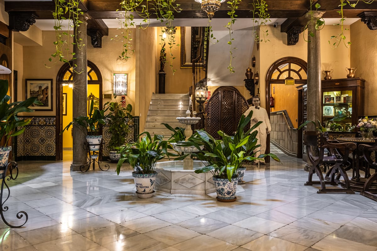 HOTEL REINA CRISTINA — 4
