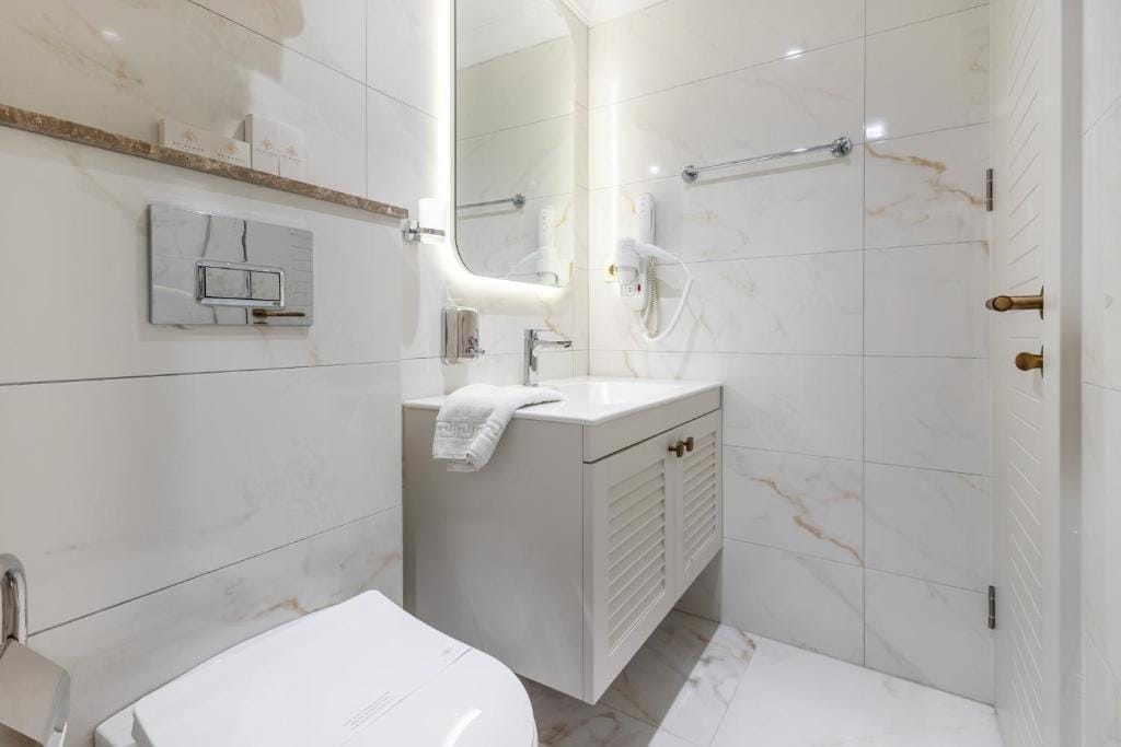 DeMANOR HOTEL ADULT ONLY — 3