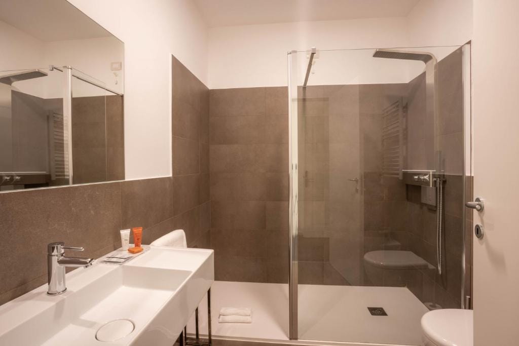 V Hotel — 5