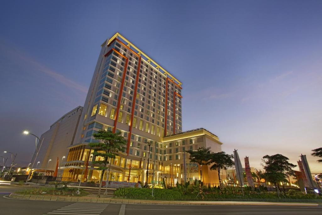 HARRIS Hotel & Conventions Bekasi — 1