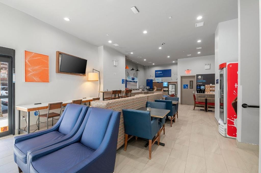Holiday Inn Express & Suites Bronx - Barnabas area by IHG — 3