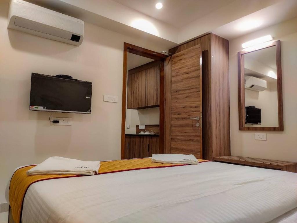 RR Mount Elite Suites — 2