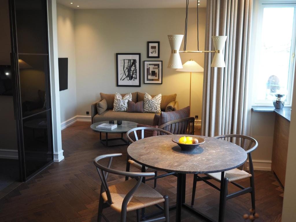 Hypernym Hotel & Suites — 1