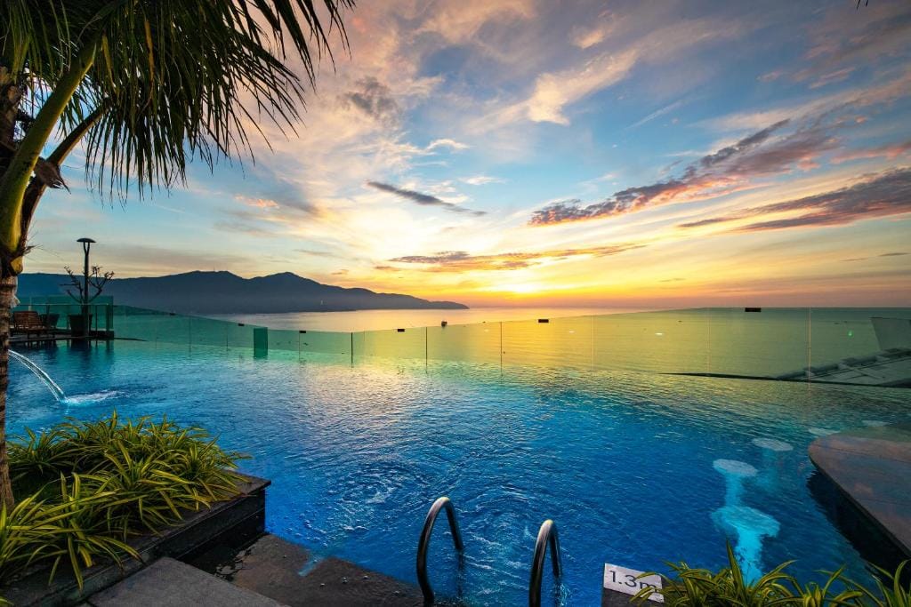 Sala Danang Beach Hotel — 1