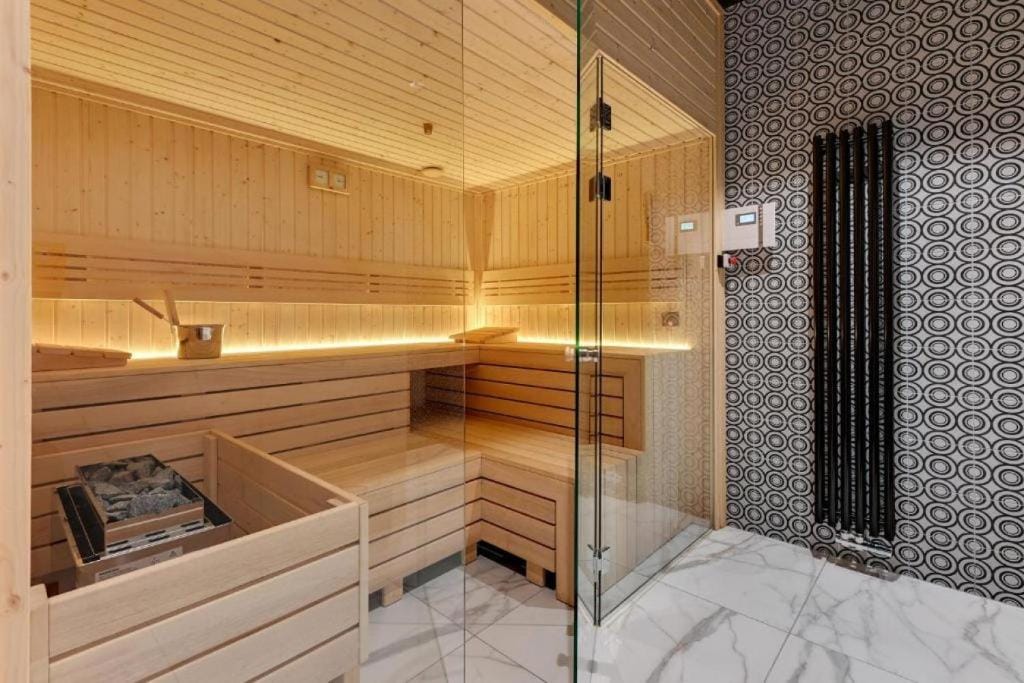 Nadmotławie Hollywood Jacuzzi Suite by Downtown Apartments — 2