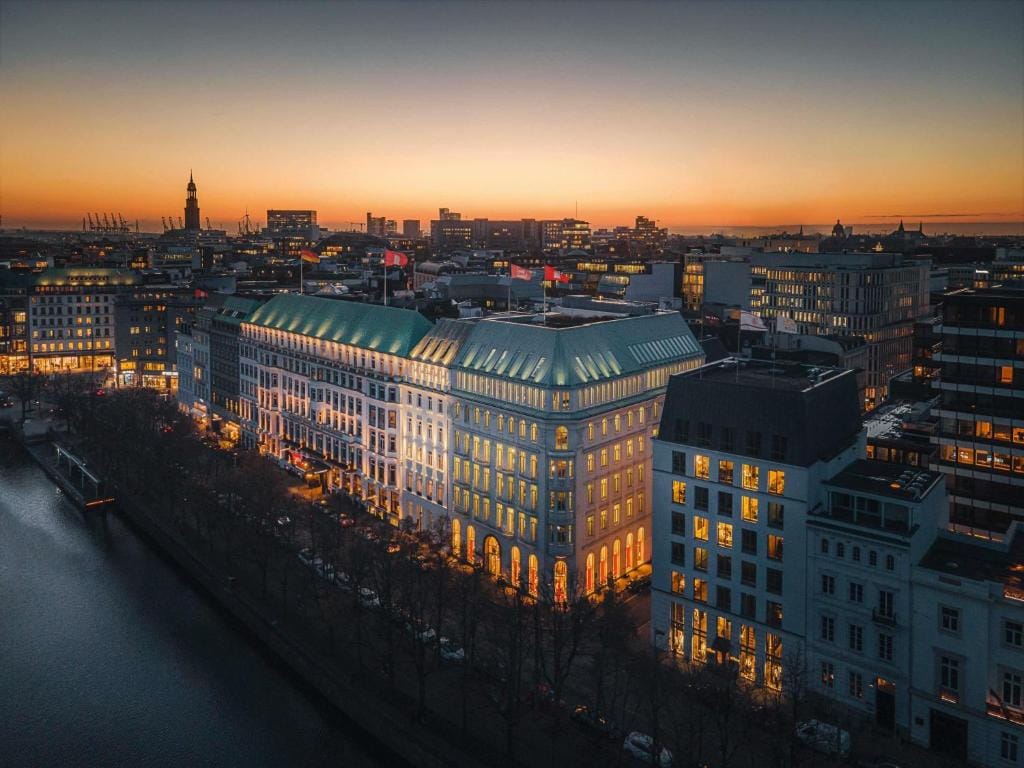 Fairmont Hotel Vier Jahreszeiten — 1
