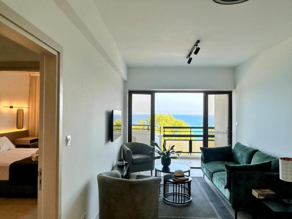 Pigeon Beach Hotel Apartments — 2
