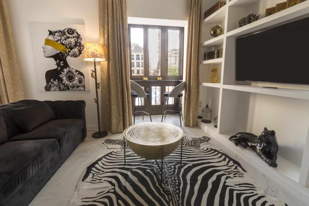 THE CLOCK HOUSE - Luxury Urban Suites — 1
