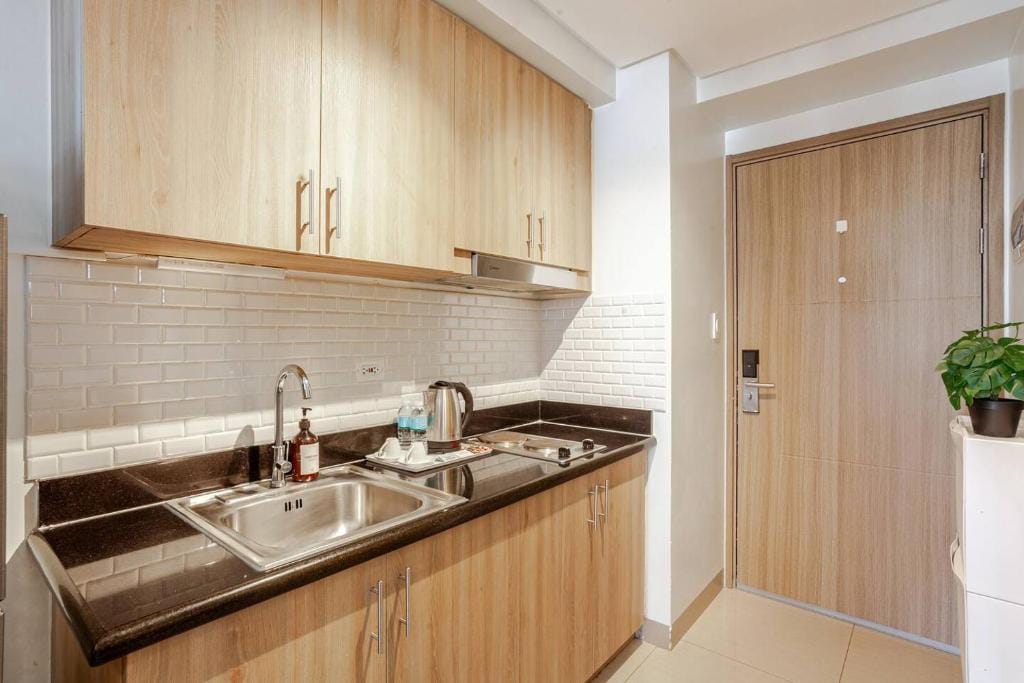 ClaySky Staycation S2T1-Cozy & Homey 1BR Apartment near MOA facing Pool with Own Parking with Netflix, HBO Max YouTube Premium & up to 200mbps Wifi — 3