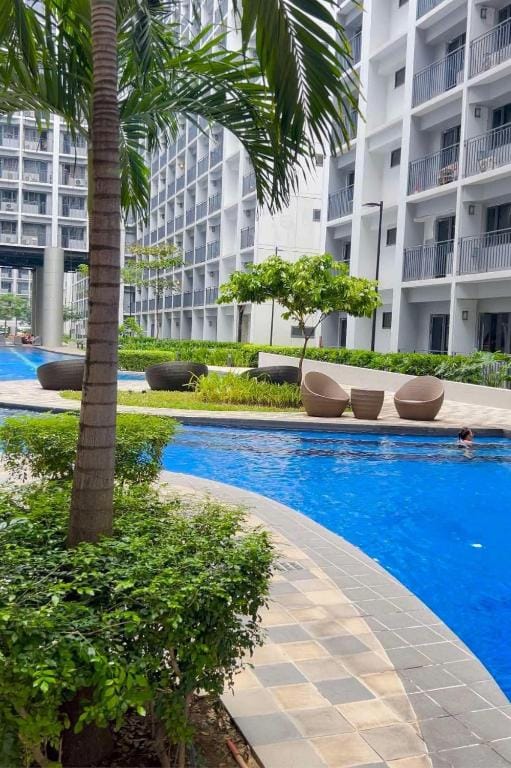 ClaySky Staycation S2T1-Cozy & Homey 1BR Apartment near MOA facing Pool with Own Parking with Netflix, HBO Max YouTube Premium & up to 200mbps Wifi — 4