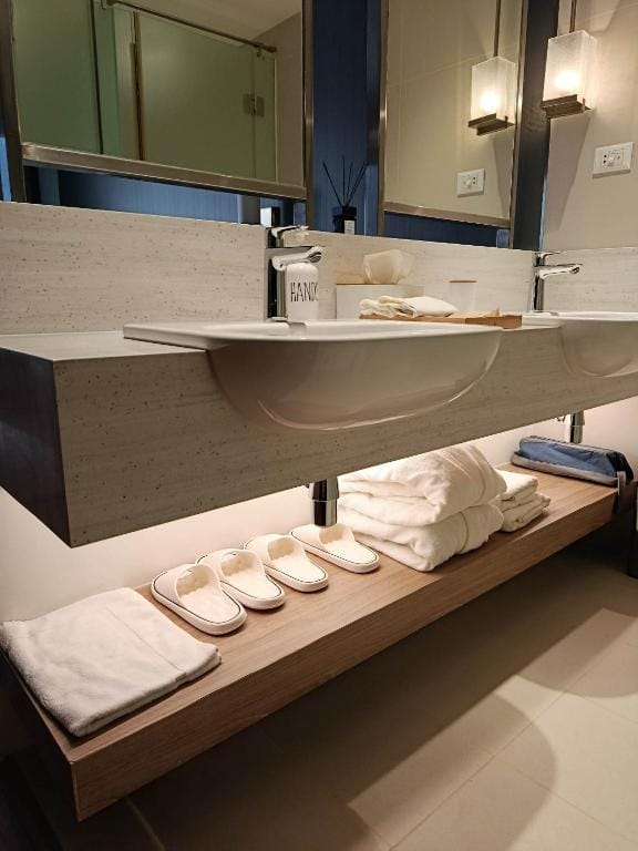 RBR LUX Novotel Manila Hotel Residences Acqua — 3