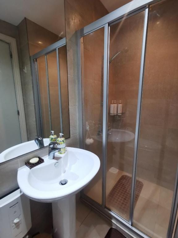 Spacious 1BR APT near Nightlife and Business Center in Makati — 3