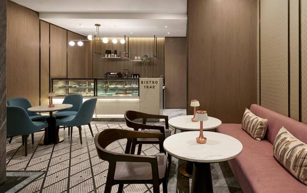 Astoria Hotel — 4
