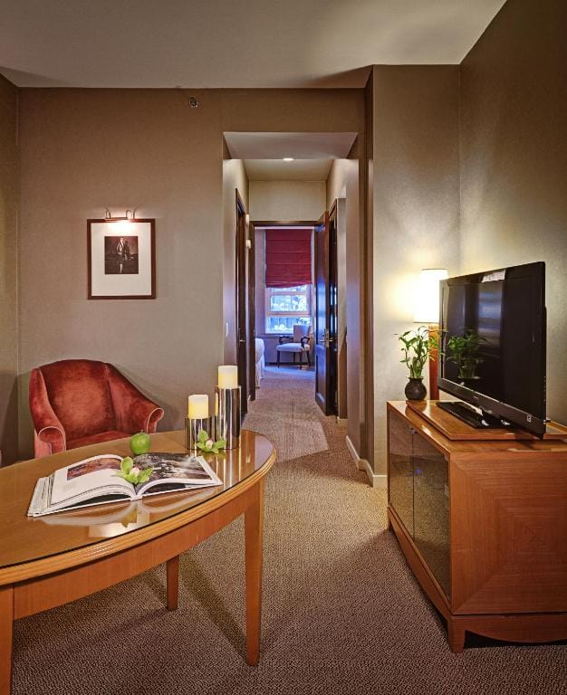 Hotel Giraffe by Library Hotel Collection — 5