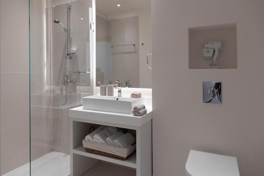 Gallery Suites & Residences Piraeus — 4