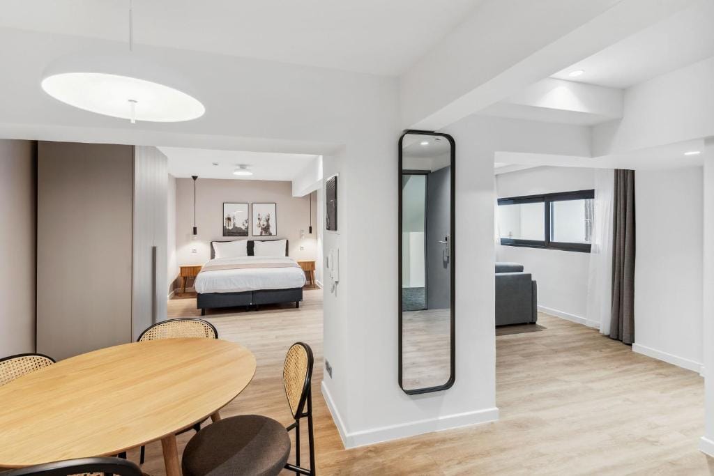 Limehome Piraeus Olive — 3