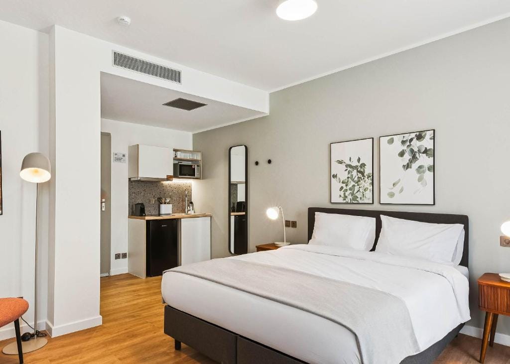Limehome Piraeus Port — 1