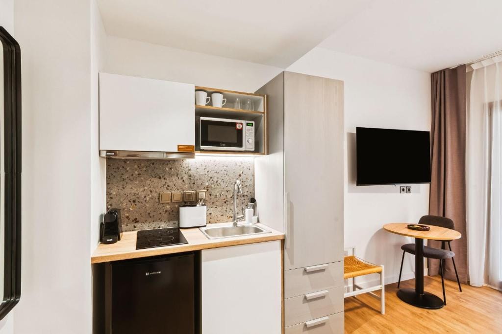 Limehome Piraeus Port — 5