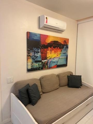 Lindo apto no Barrabela, todo equipado, com arcondicionados split novos no quarto e na sala, limpíssimo, cheiroso, novinho, condomínio em frente à praia, com piscina aquecida, sauna, quadra, academia, lavanderia, salão de beleza, restaurantes, mercado 24h — 2