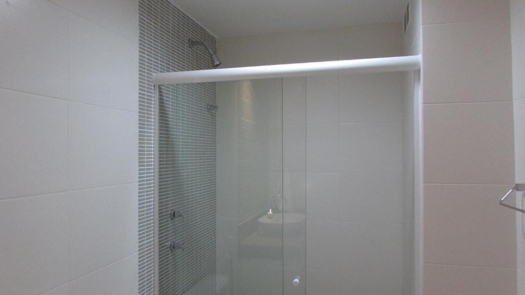 Lindo apto no Barrabela, todo equipado, com arcondicionados split novos no quarto e na sala, limpíssimo, cheiroso, novinho, condomínio em frente à praia, com piscina aquecida, sauna, quadra, academia, lavanderia, salão de beleza, restaurantes, mercado 24h — 3