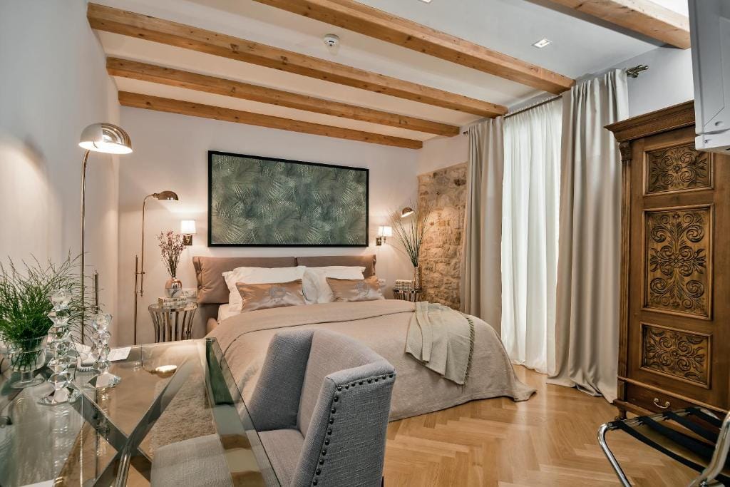 Heritage Hotel 19 — 1