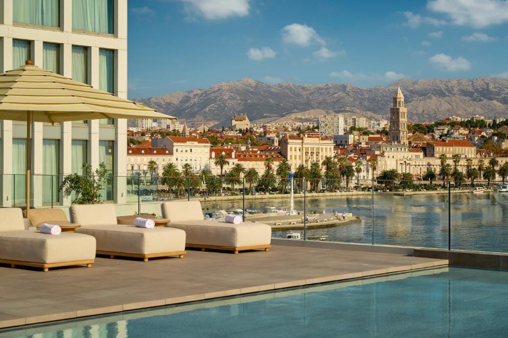 Hotel Ambasador — 1