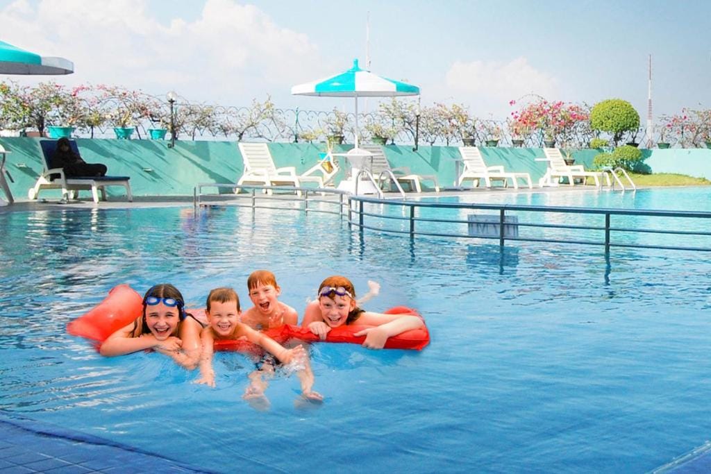 Tunjungan Hotel — 3