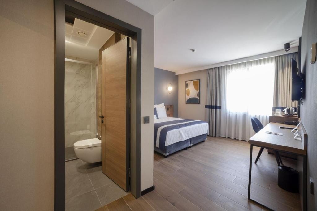 GRANBELLAHOTEL — 3