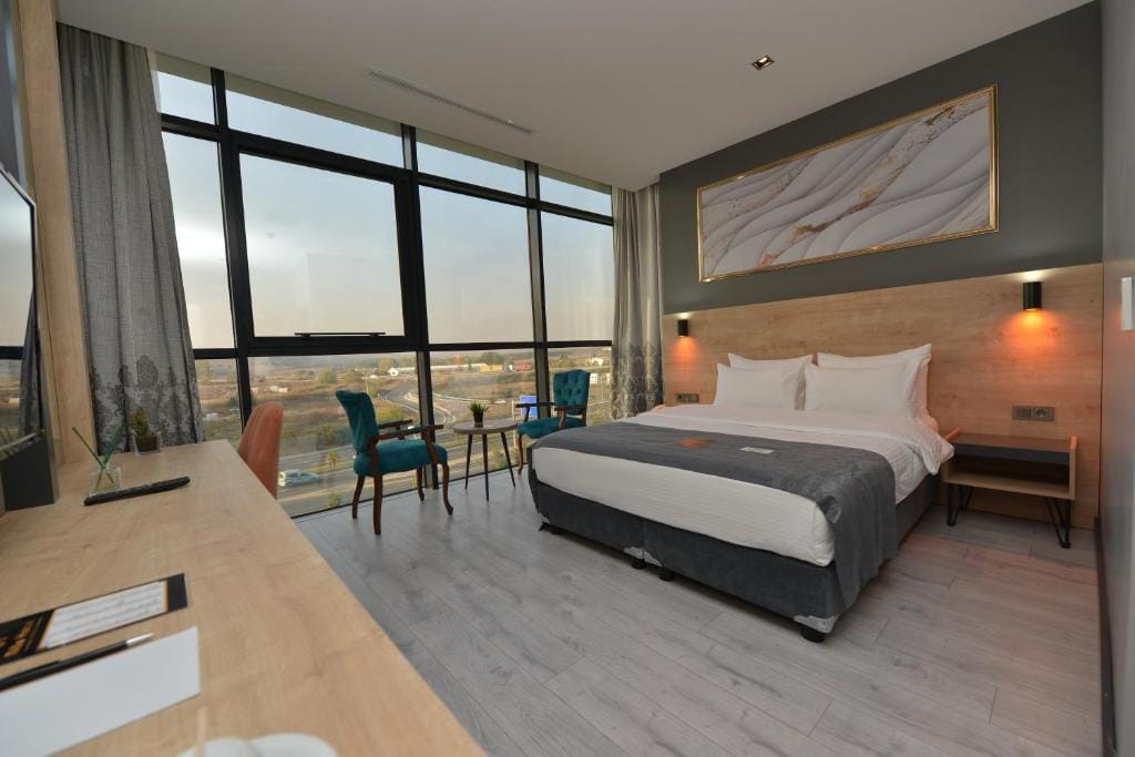 MİLLS HOTEL — 2