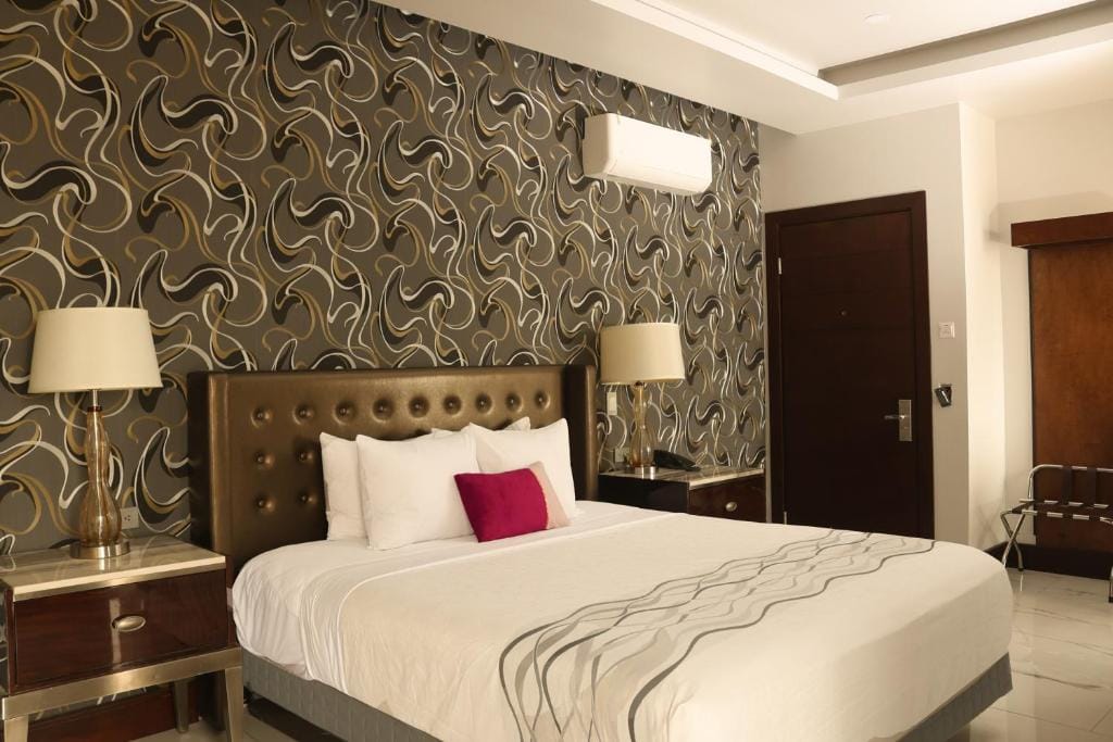 Hotel West Plaza — 2