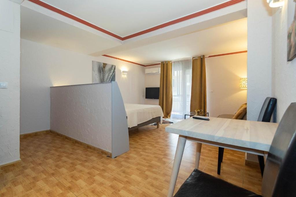 Unique Hotel Apartments — 5